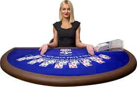 Meja Baccarat langsung dengan dealer profesional di studio mantratoto